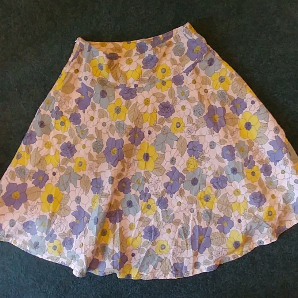 Pretty Dress Barn summer skirt, size 6